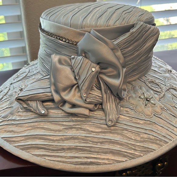 Fancy hat. - Picture 1 of 2